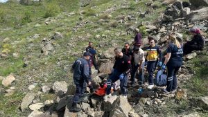Kayalıklardan düşen yaşlı kadın kurtarıldı