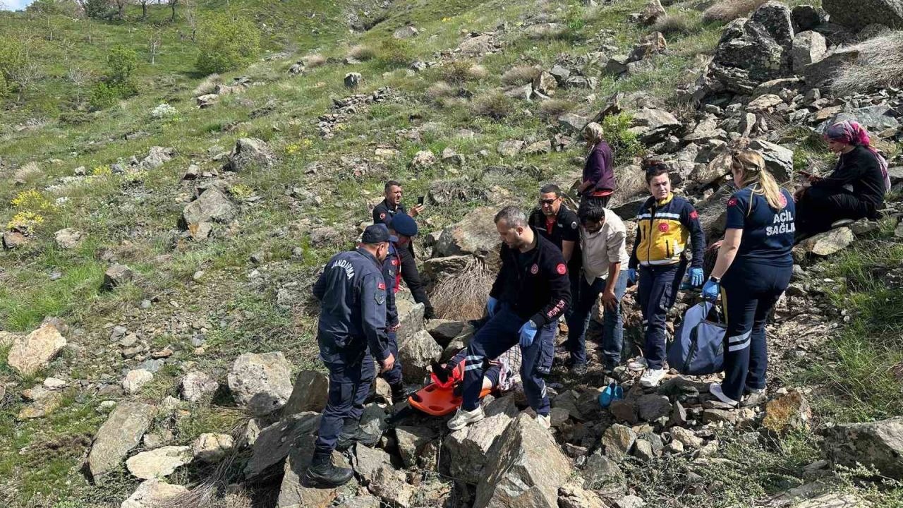 Kayalıklardan düşen yaşlı kadın kurtarıldı