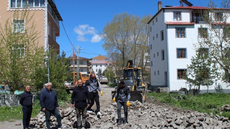 Hanak’ta yol yenileme çalışmaları sürüyor